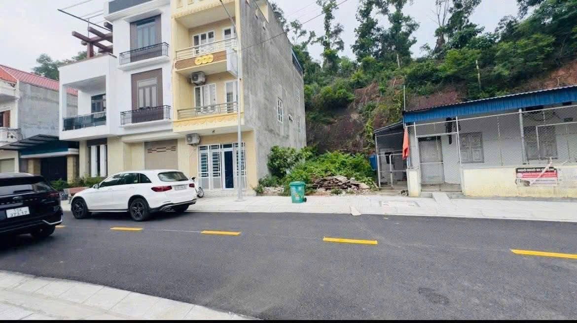 ❤️☘️Chào bán lô 70m2 Mặt đường TDP Hàm Long, Núi Đèo. Thông ra Cửa Trại.l/h:076.231.9990 e Thúy 
👉 Diện tích 70 m2, Ngang rộng 5,8m quá đẹp, hướng nam.
👉 Đường và vỉa hè 10m thông giữa 359 và Máng nước.
👉 Kinh doanh, buôn bán, đầu tư siêu đẹp, dân cư đ