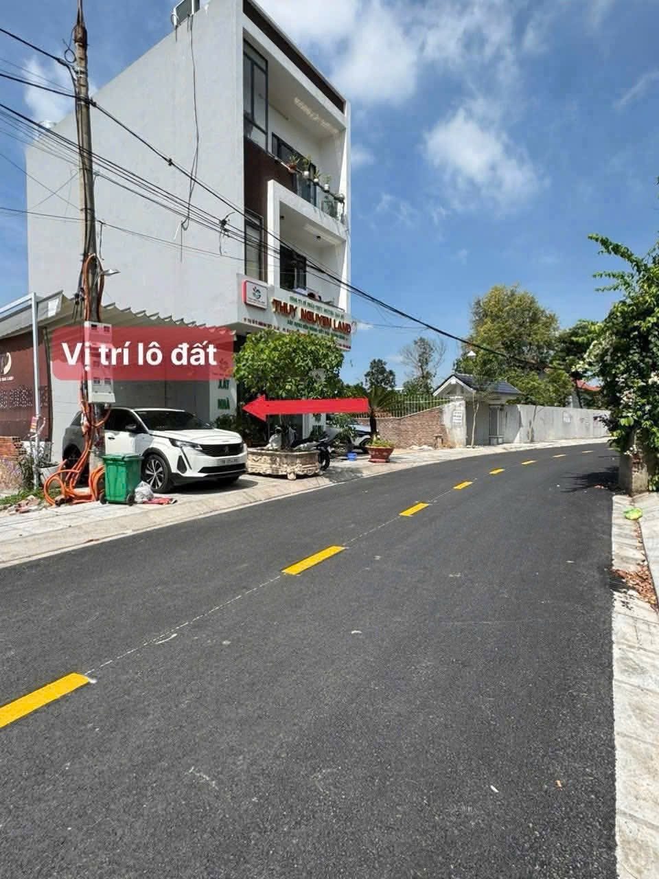 Bán 50 m Núi Đèo đường nhựa 2 ô tô tránh nhau . Kinh doanh buôn bán đc. L/h;076.231.9990 em Thúy