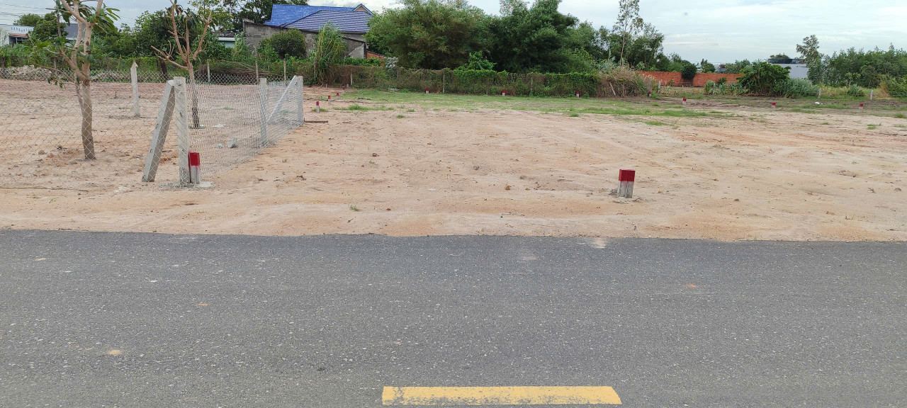 Bán lô đất gần biển Phước Hải đường nhựa 8m gần kdc Phan Gia
