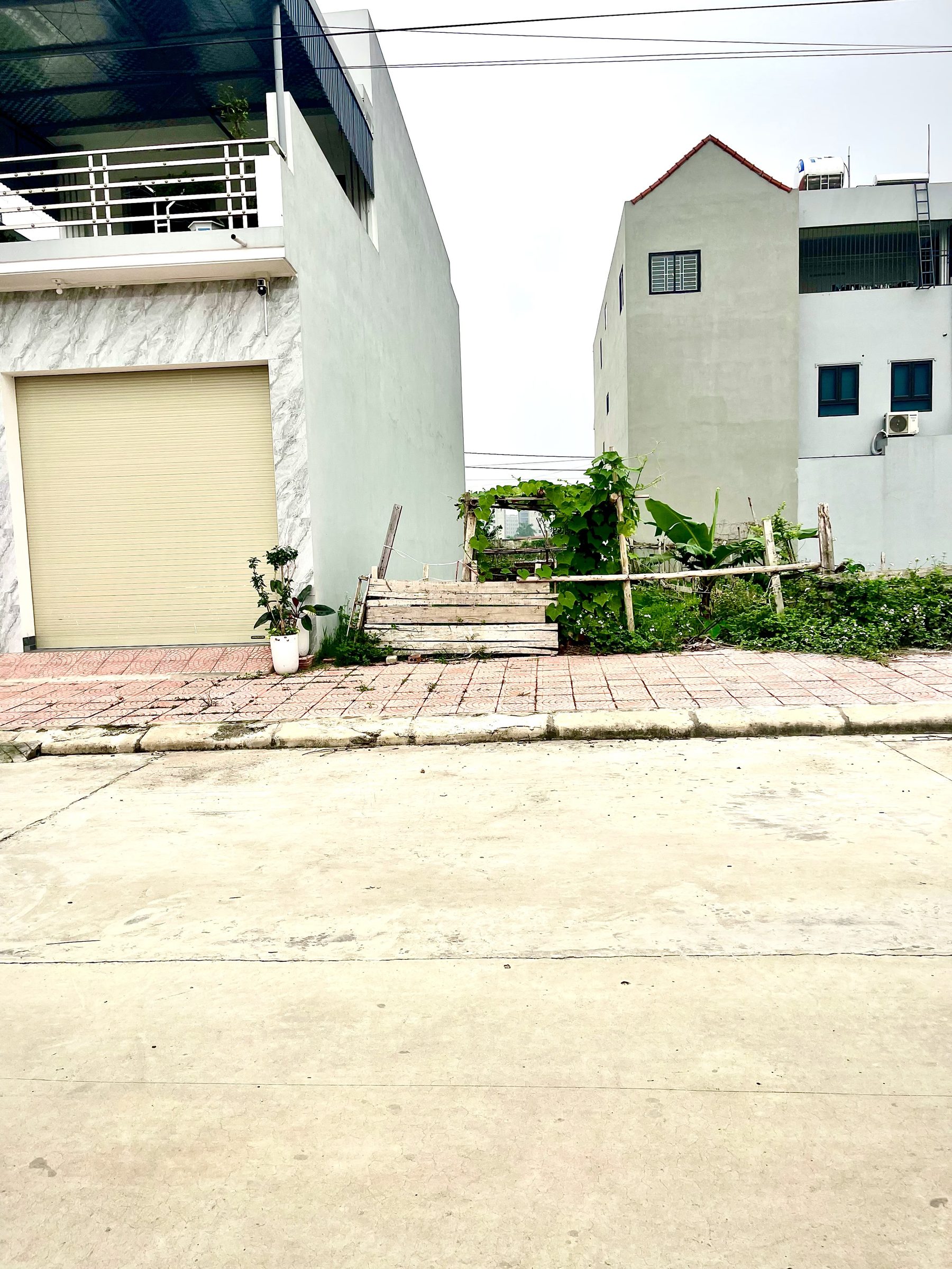 Do buôn bán nên tôi cần tiền bán gấp lô đất,để thu xếp công việc.ai thiện chí tôi bao thủ tục sang tên