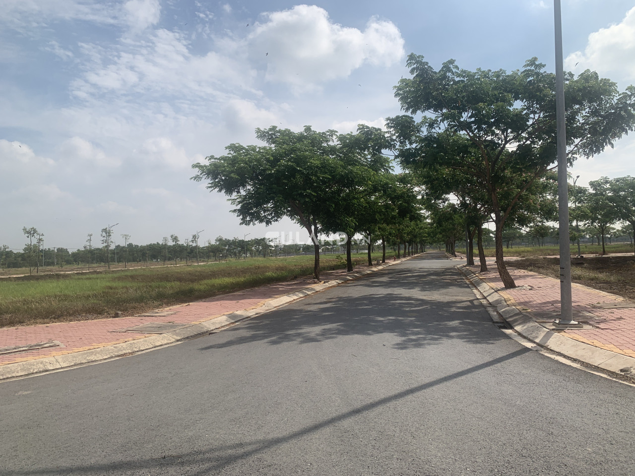 Hiện nhà tôi cần tiền nên bán gấp nền đất thổ cư ở trung tâm Thủ Thừa Long An .