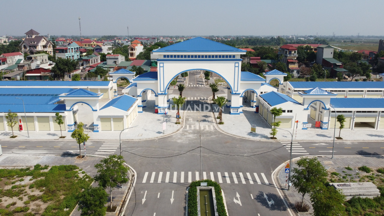 Lô đất đối diện chợ và cổng chính vào phố chợ vĩnh trụ