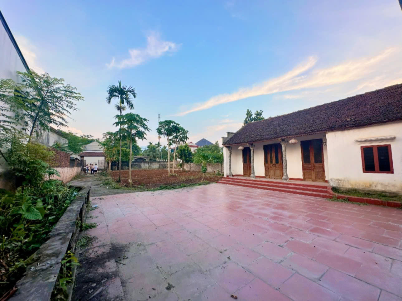 Góc bán đất tặng Nhà khang trang trên đất - 2 mặt tiền trước sau