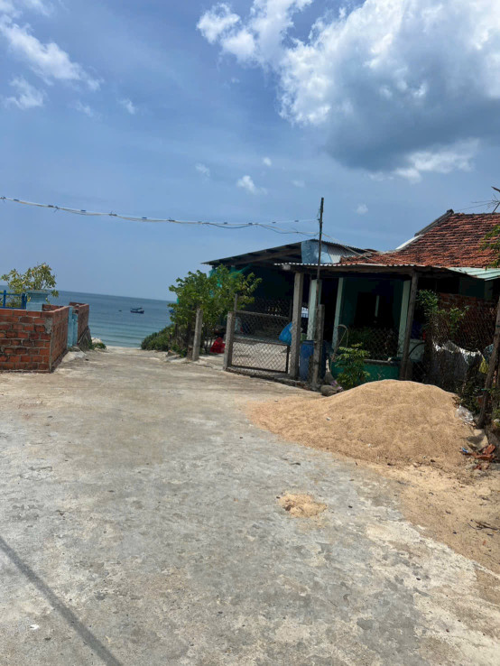 Nhà ngay biển