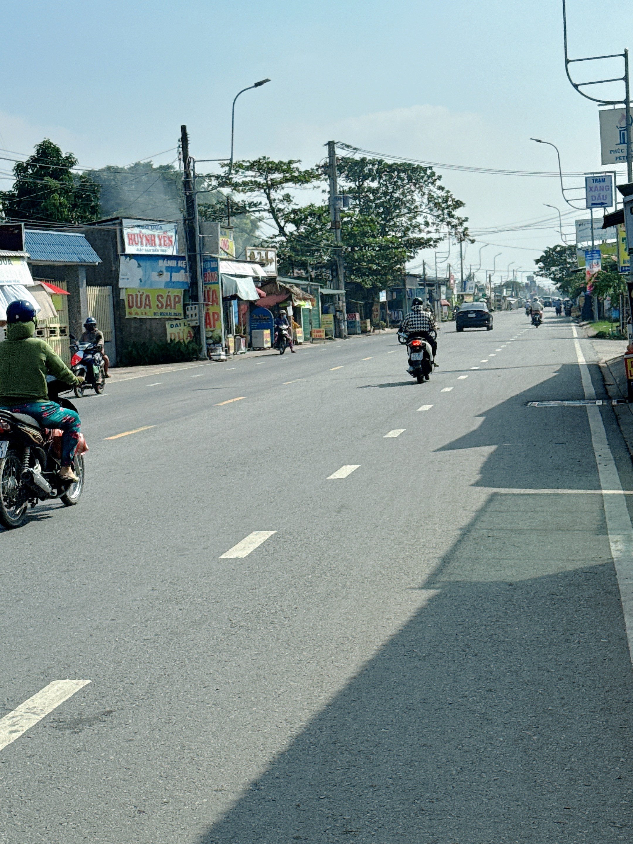 Bán 635m2 đất có thổ cư mặt tiền Ql65B gần ngã tư huyện. Giá 18tr/m2