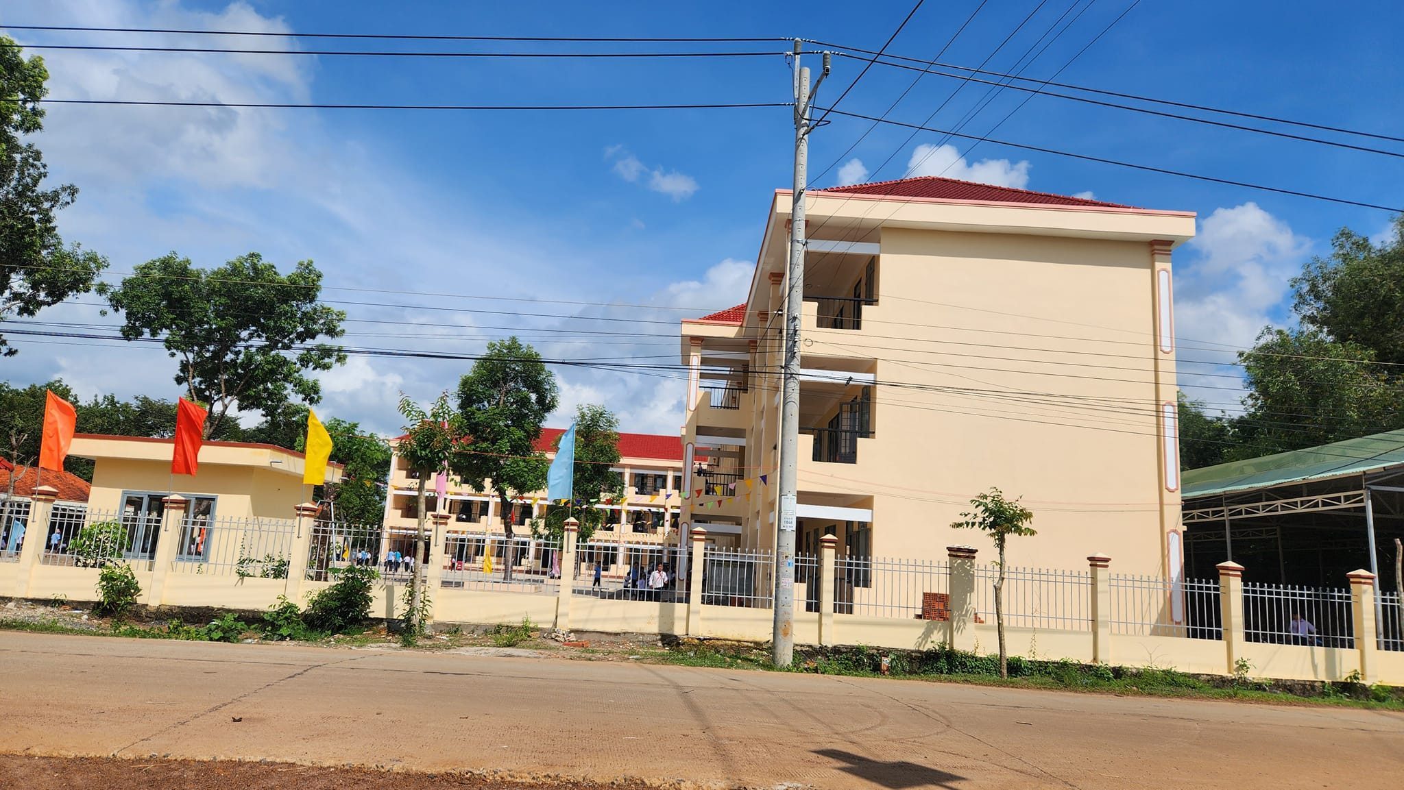 SANG GẤP 15X45M=670M2 ĐẤT THÔNG THẲNG QL13 GẦN CHỢ , DÂN ĐÔNG GIÁ 180TR