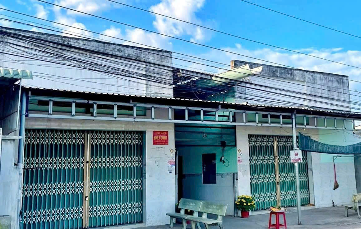 Cần tiền bán gấp 12 phòng trọ đang cho thuê ở gần KCN Trảng Bàng - 320m2 - Sổ hồng riêng --------- Giá ngộp chỉ 1.050.000.000 đ ( còn thương lượng )