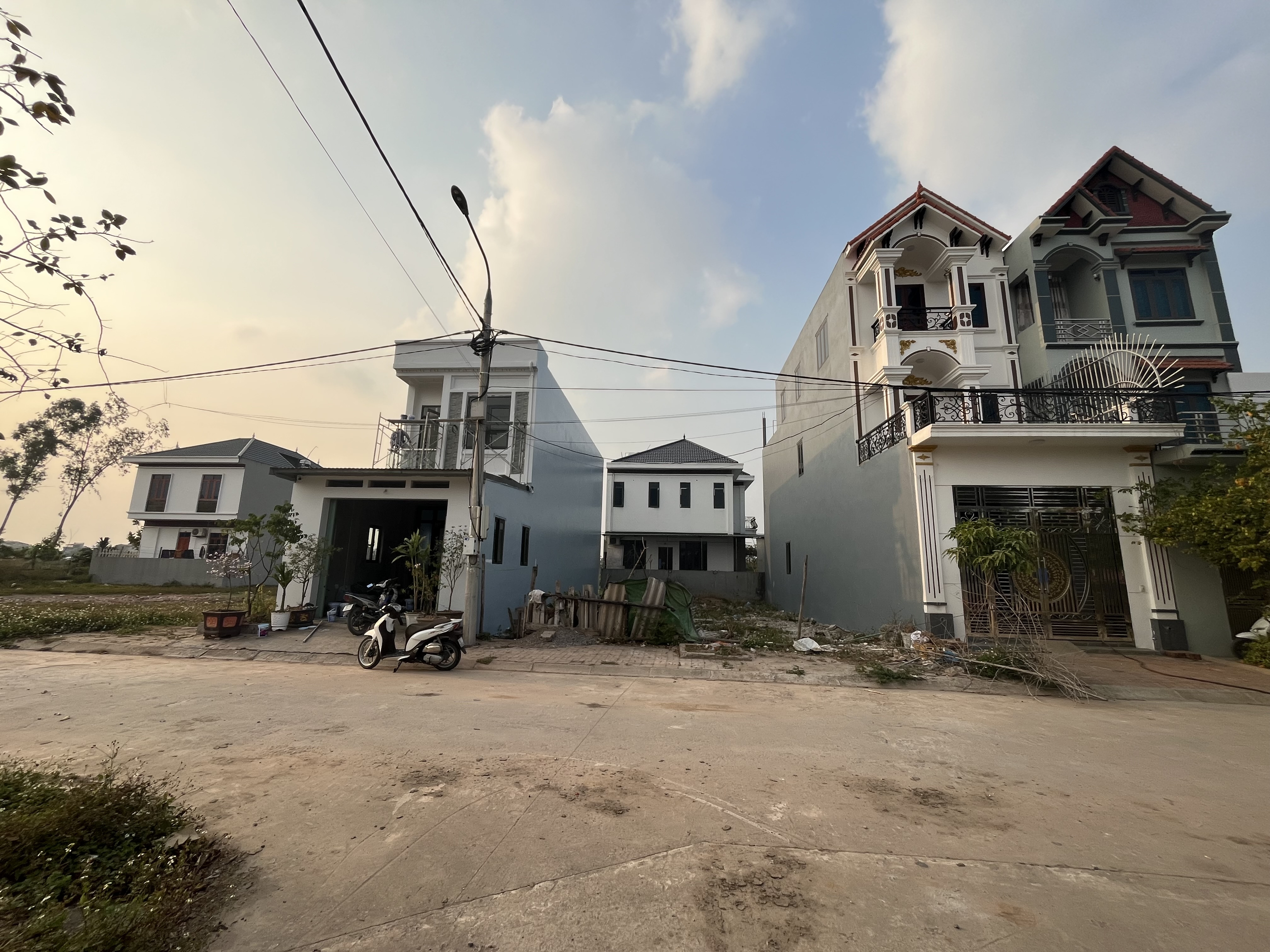 Đối diện sân bóng và nhà văn hoá thôn