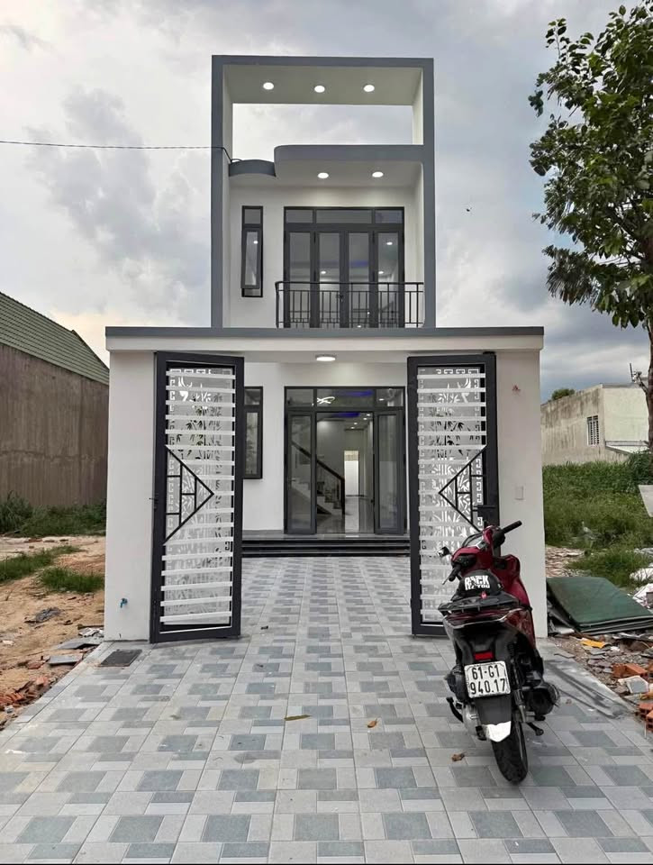 BÁN GẤP CĂN NHÀ Ở TÂN UYÊN, MỚI XÂY HOÀN THIỆN ĐỂ GIA ĐÌNH ĐI MỸ ĐỊNH CƯ