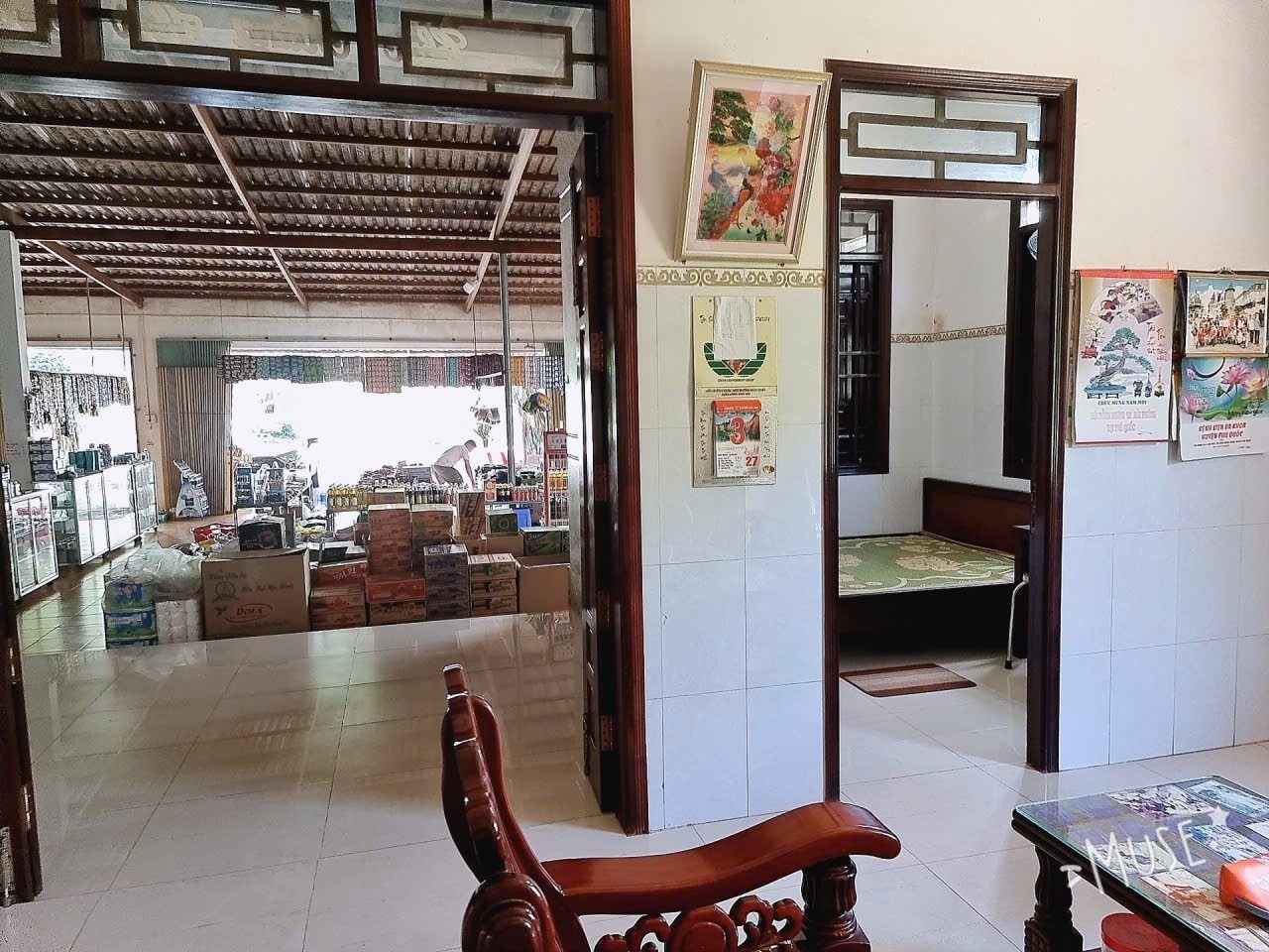 Bán 720 m2, mặt tiền đường Bãi Thơm, giá 2,5 tỷ. Có 3 phòng ngủ, sân vườn tiện nghi. Gần biển.