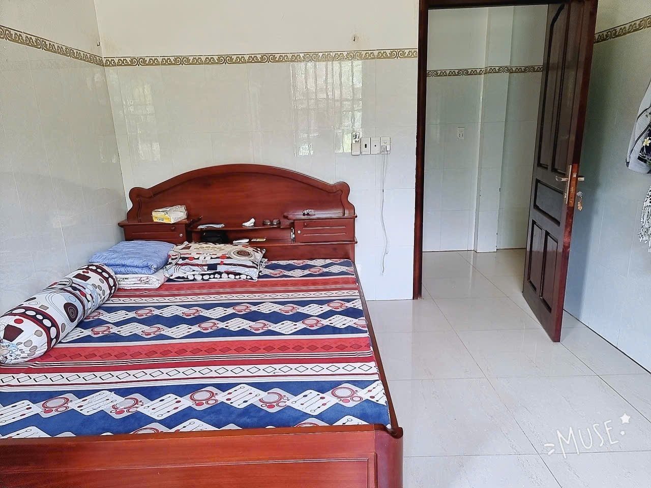 Bán 720 m2, mặt tiền đường Bãi Thơm, giá 2,5 tỷ. Có 3 phòng ngủ, sân vườn tiện nghi. Gần biển.