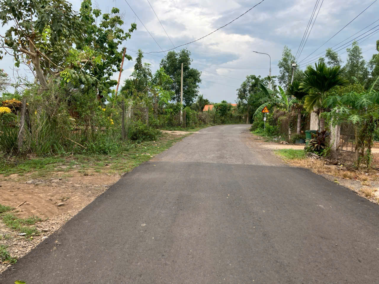 Chỉ 2,3 tỷ sở hữu Hơn 1,000m2 góc 2 mặt tiền với 76m mặt tiền đường nhựa, đất Full hồng, TP. Long Khánh