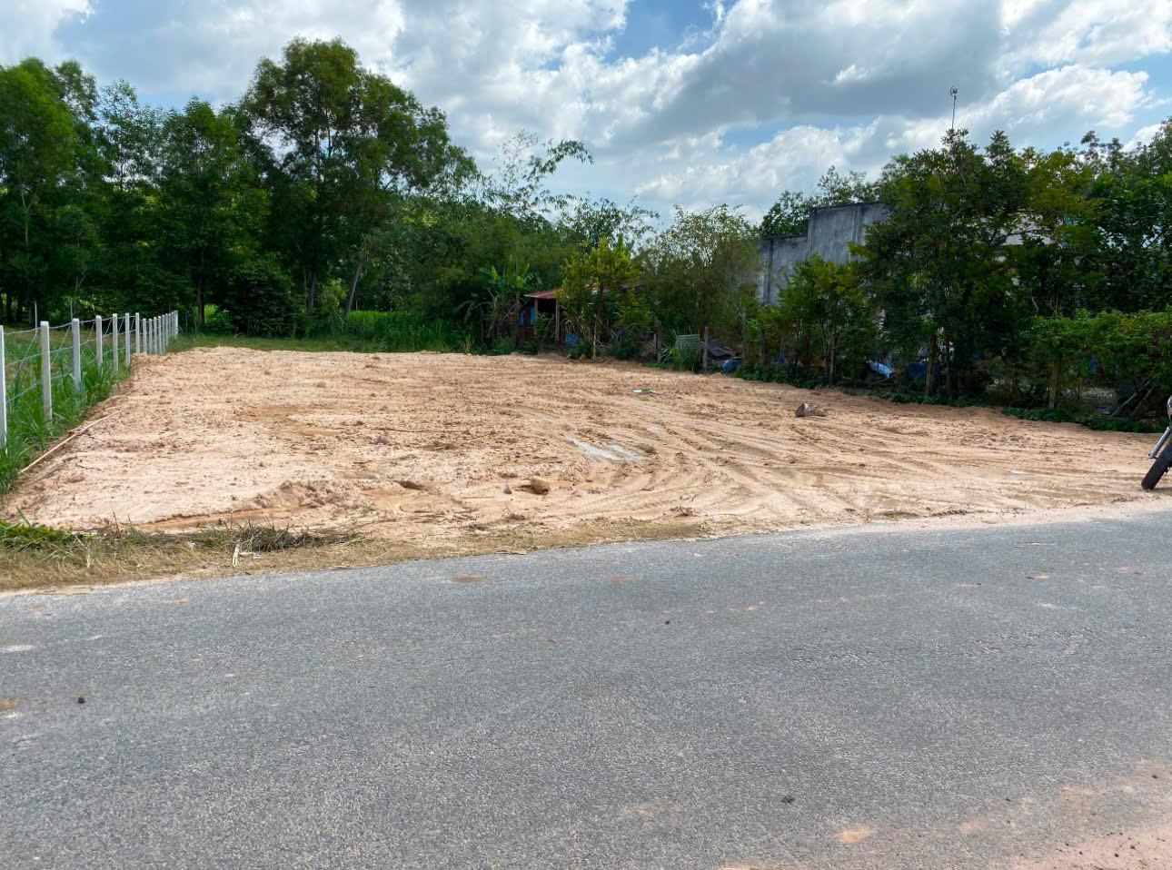 BÁN ĐẤT GẦN UBND BÌNH ĐÔNG- GÒ CÔNG- GIÁ 500TR/ 100M2, SHR