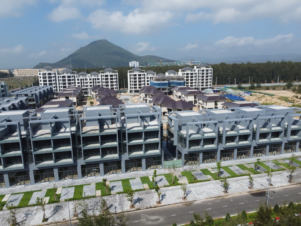 L'Aurora Phu Yen - Khi thực tế vượt xa mọi thiết kế, nơi ánh sáng và nắng vàng giao hòa.