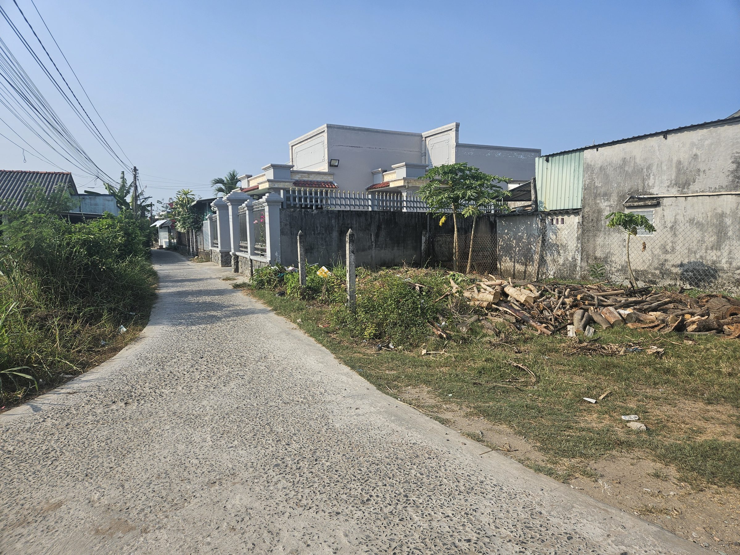 Cần tiền nên bán
