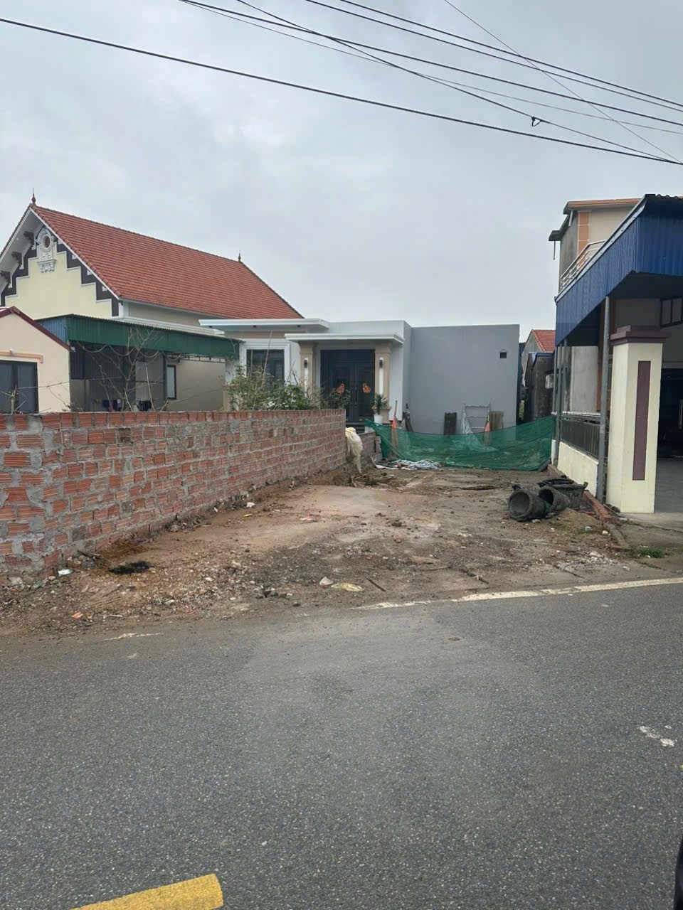 Chính chủ gửi bán 1 em hoa hậu ở Chính Mỹ. 
L/h:076.231.9990 em Thúy 
Dt Gần 100m2 ngang 5m 
Đường trải nhựa trước mặt 6m
Giá đầu tư 1 tỷ 8xx