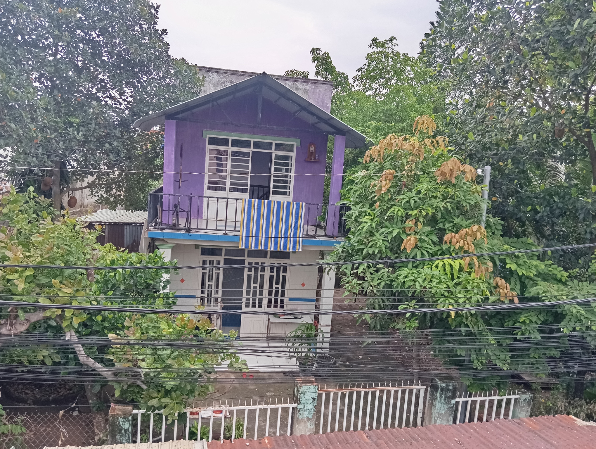 Đất giá rẽ, có sẵng nhà lầu gát lững.thiên nhiên hài hoà,cây cối mát mẽ..