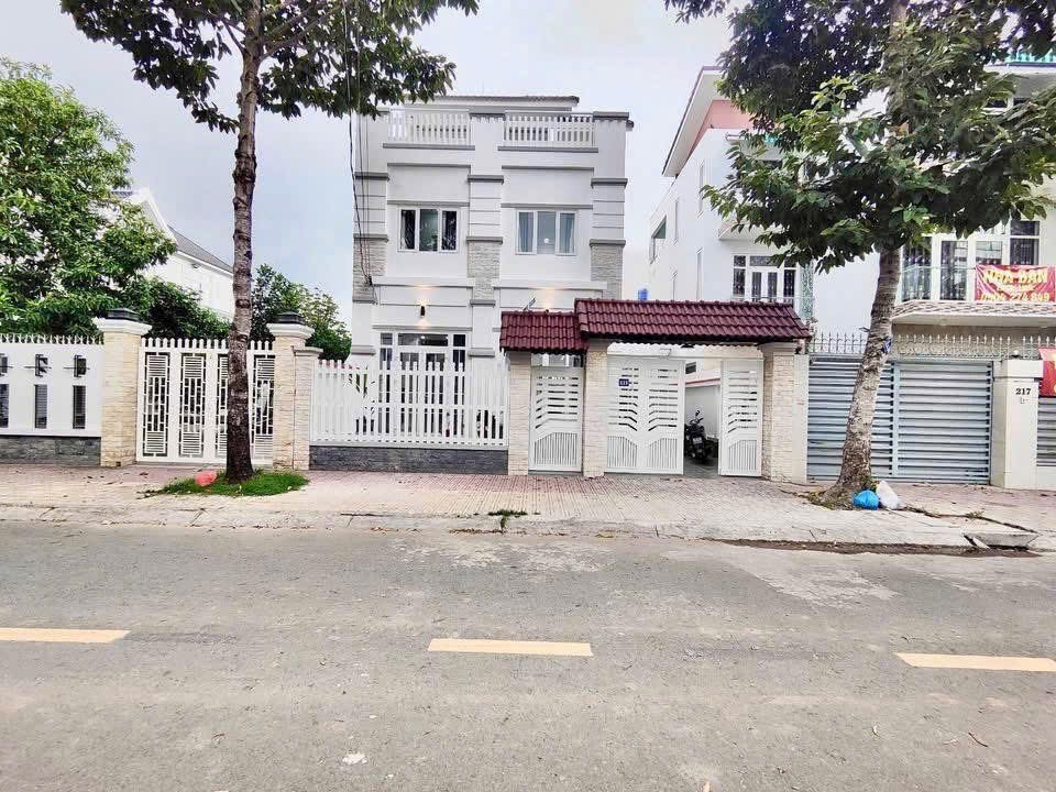 Bán biệt thự gần quảng trường ,TTHC tỉnh   Nhà mặt tiền đường Phan Văn Khoẻ