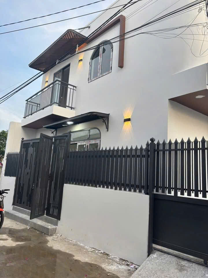 BÁN NHÀ 2 TẦNG MỚI HẺM CÂY DUỐI - PHÚ ÂN NAM 3
- DT: 62,8m2 ngang 8,8m. DTSD: 125m2 , 2 tỷ 400