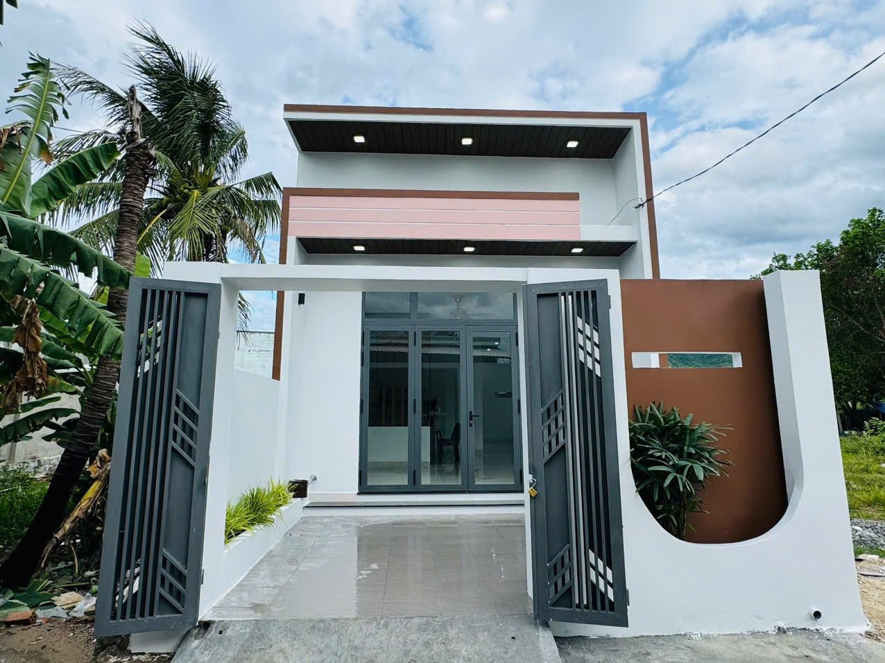 BÁN NHÀ MỚI XÂY CÁCH BẾN XE LIÊN TỈNH 1KM