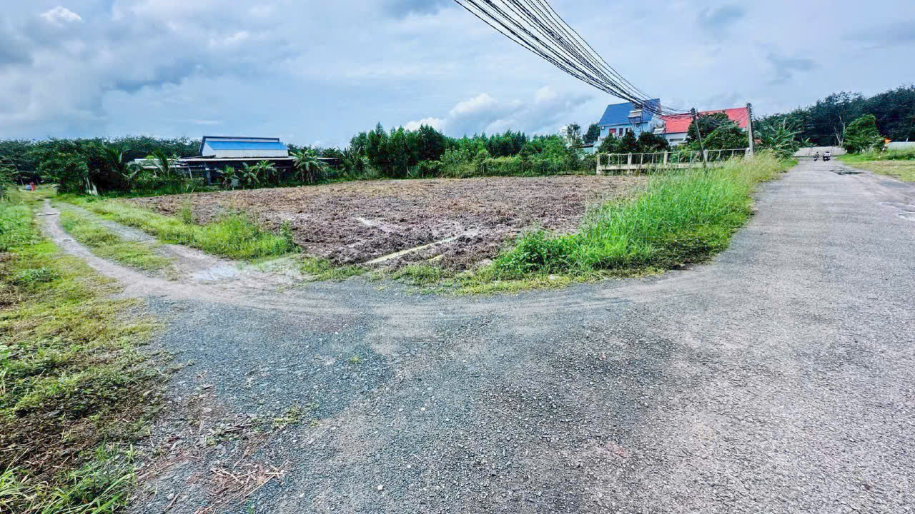 Bán Gấp Lô 1500m2(30*50) có sẵn 100m2 đất ở ngay trung tâm xã Đồng Tâm