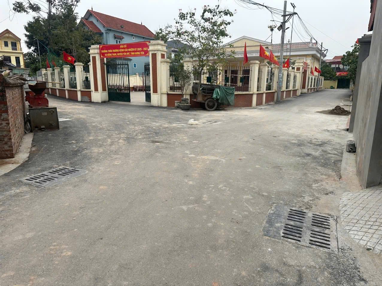 E còn mấy lô đất tài chính hiếm ,giá hơn 1tỷ chút thôi 
Vị trí cách vin2vin3 chỉ 10p di chuyển xe máy 
Cách khu CN phố nối A , quốc lộ 5A chi 10p di chuyển , gần chợ , gần trường cấp 1, cấp2 , cách khu CN đồng than 1km
Vị trí đất thôn trương kênh cầu h