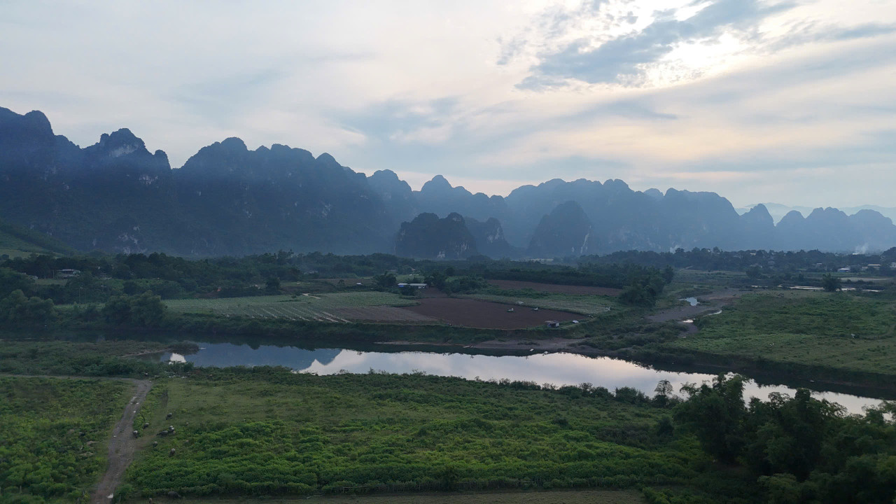 CHÍNH CHỦ CẦN BÁN LÔ ĐẤT HIẾM – VIEW SÔNG BÔI THƠ MỘNG 🌿  • Diện tích: 6.300m² đất trồng cây hàng năm + 1.293m² đất ở nông thôn  • Vị trí: Đồng Hoà – Mỹ Hoà – Kim Bôi (cũ),