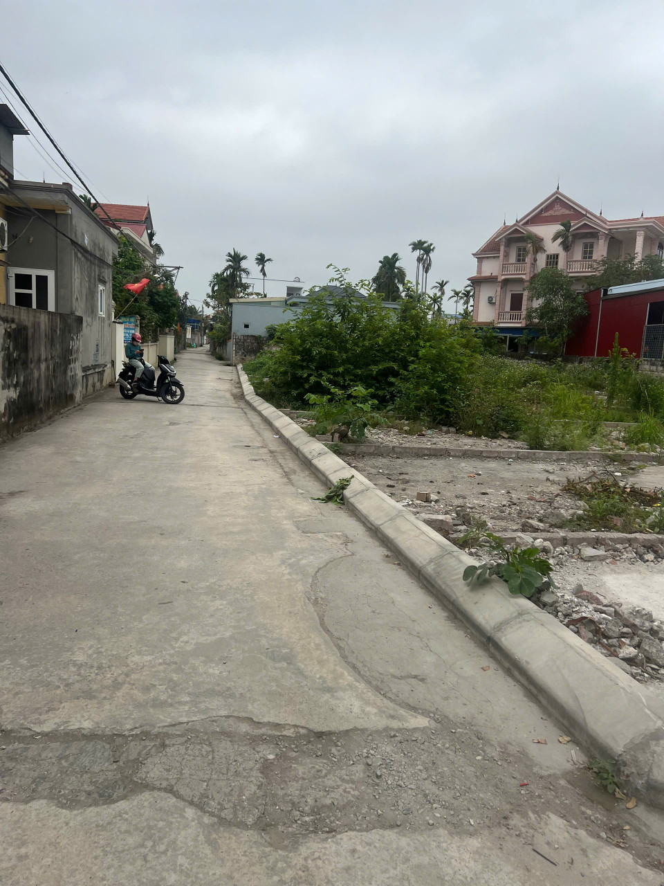 Cần bán 3 lô tại thôn bãi cát dương quan Thủy Nguyên dt 64m ngang 4,2 giá chỉ 2tỷ 4xx lh ngay 0382341632 em Liên
