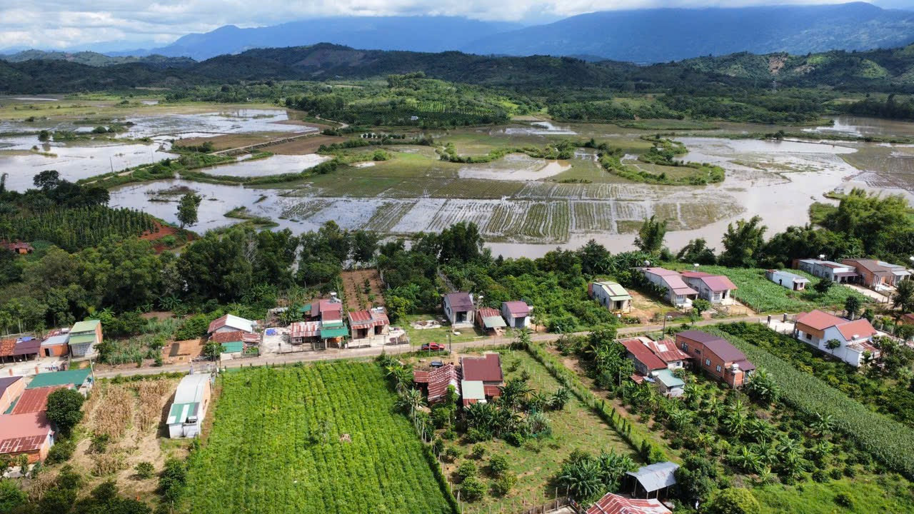 Mặt tiền nhựa- giáp hồ sau đất- khu dân cư