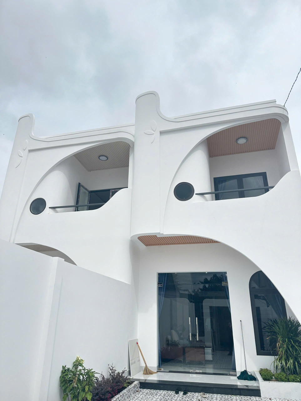 NHÀ MỚI 100% MẶT TIỀN ĐƯỜNG NHỰA - YWANG NGAY CỔNG CHÀO
