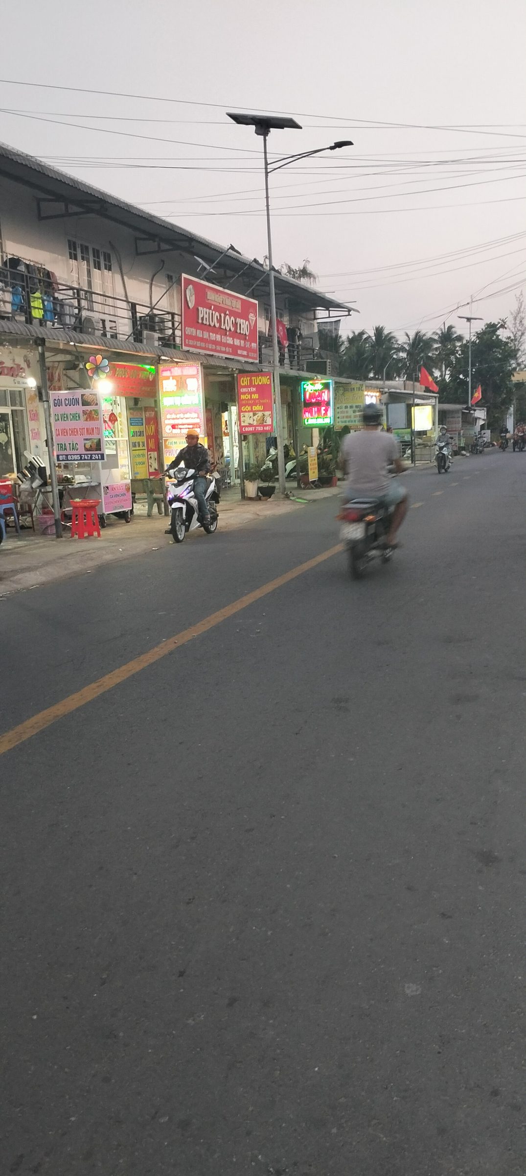 Mặt tiền gần khu công nghiệp giao long đường nhựa khu kinh doanh mua bán.