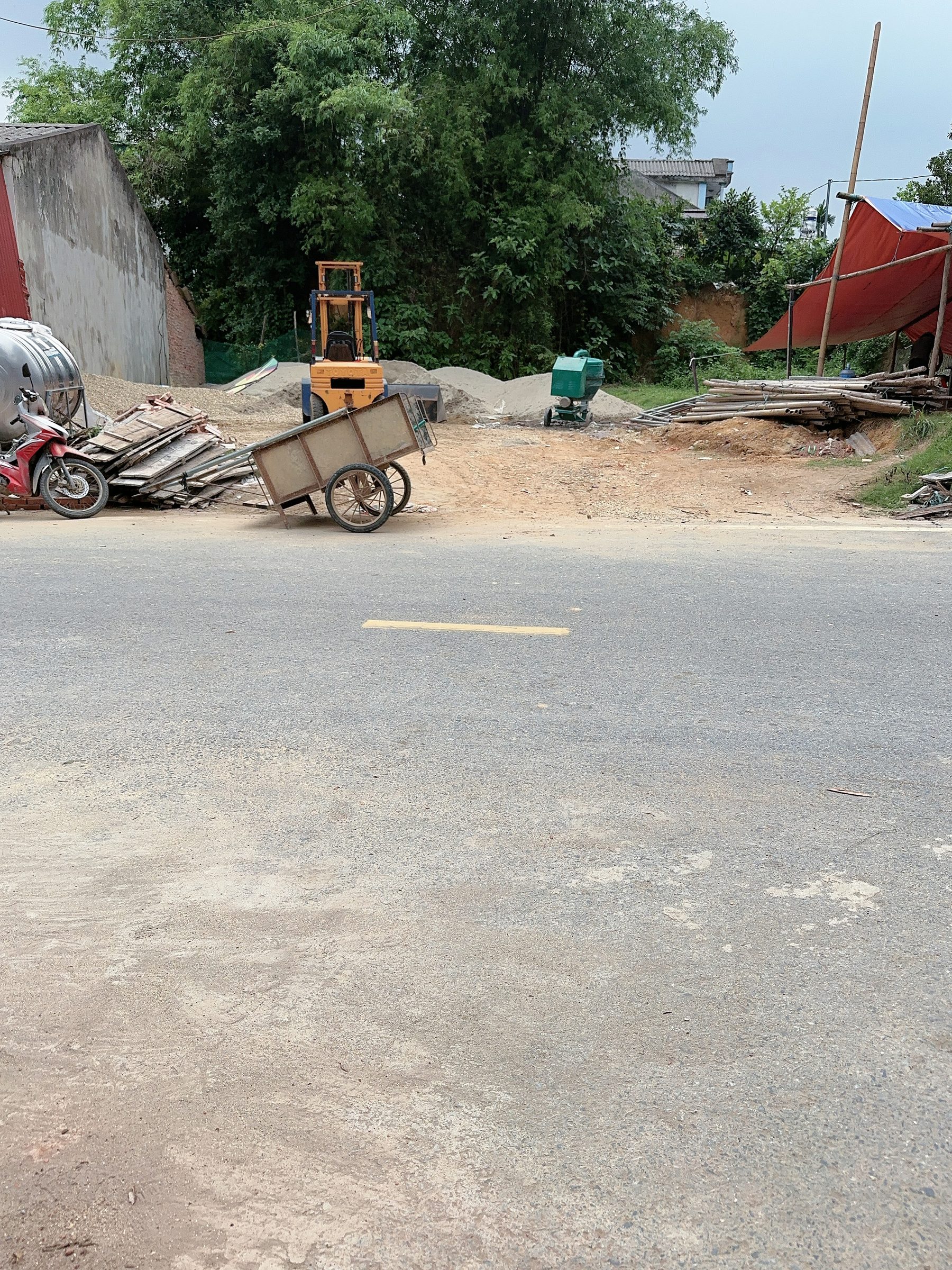 Băng 1 Đường DH5 đường nhựa to rộng 2 công tránh. Gần gầm cầu chui cao tốc, cách nút giao IC9 100m cách KCN Phú Hà 1km