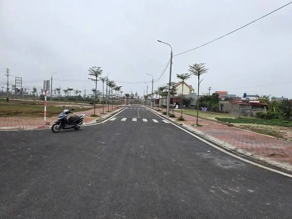 TÀI CHÍNH NHỎ DƯỚI 2 TỶ - SỞ HỮU NGAY LÔ ĐẤT BIỂN: 
1: Nằm đối diện Bãi Tắm và Khu đô thị Biển của Tập Đoàn Xuân Thiện
2: Cách đường bộ ven biển chỉ 200 mét
3: Cách Khu Đô Thị Biển rộng 25.000 ha của Tập Đoàn Xuân Thiện chỉ 50 mét
4: Cách đặc khu Kinh