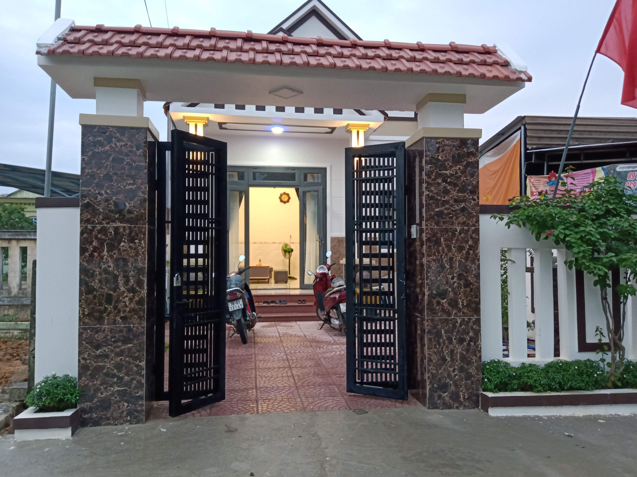Nhà mặt tiền đường bê tông 7m, trung tâm, gần trường học, chợ, ủy ban, y tế....