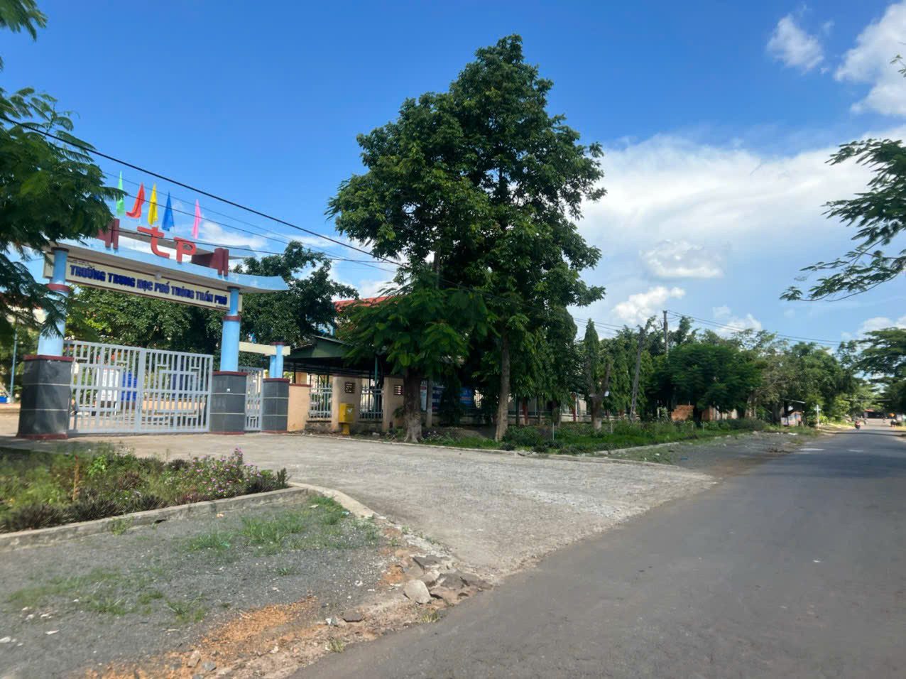 Bán 2 lô liền kề sau chốt Công An Hoà Phú - ngay trường cấp 3 Trần Phú.