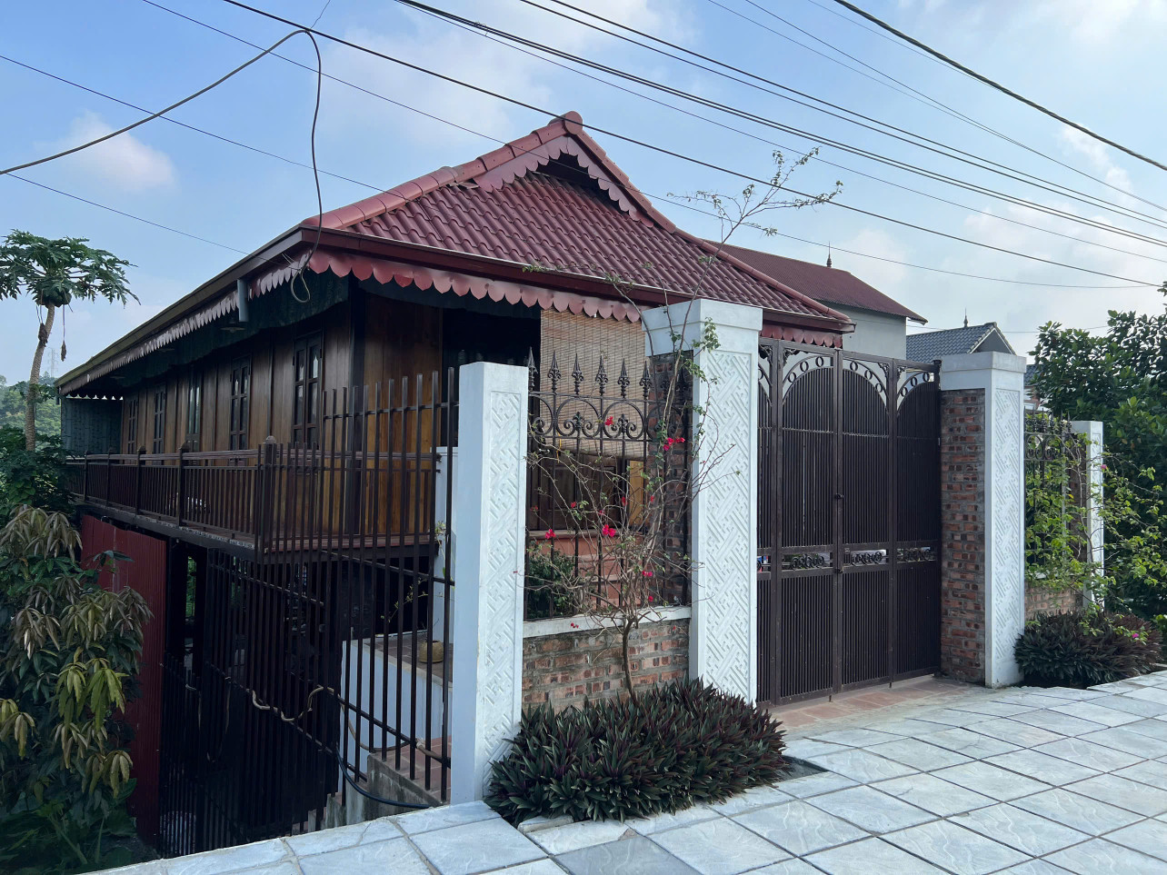 bán đất tặng nhà sàn sẵn chỉ việc ở mặt trục chính kinh doanh