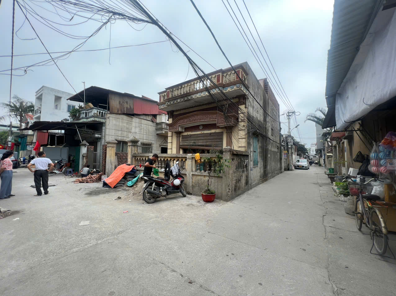 Diện tích: 60 m2. mặt tiền 5 m đường trước đất 3 m ngõ thông các ngả 
- Giá: 1,45 tỷ  Pháp lý: đầy đủ