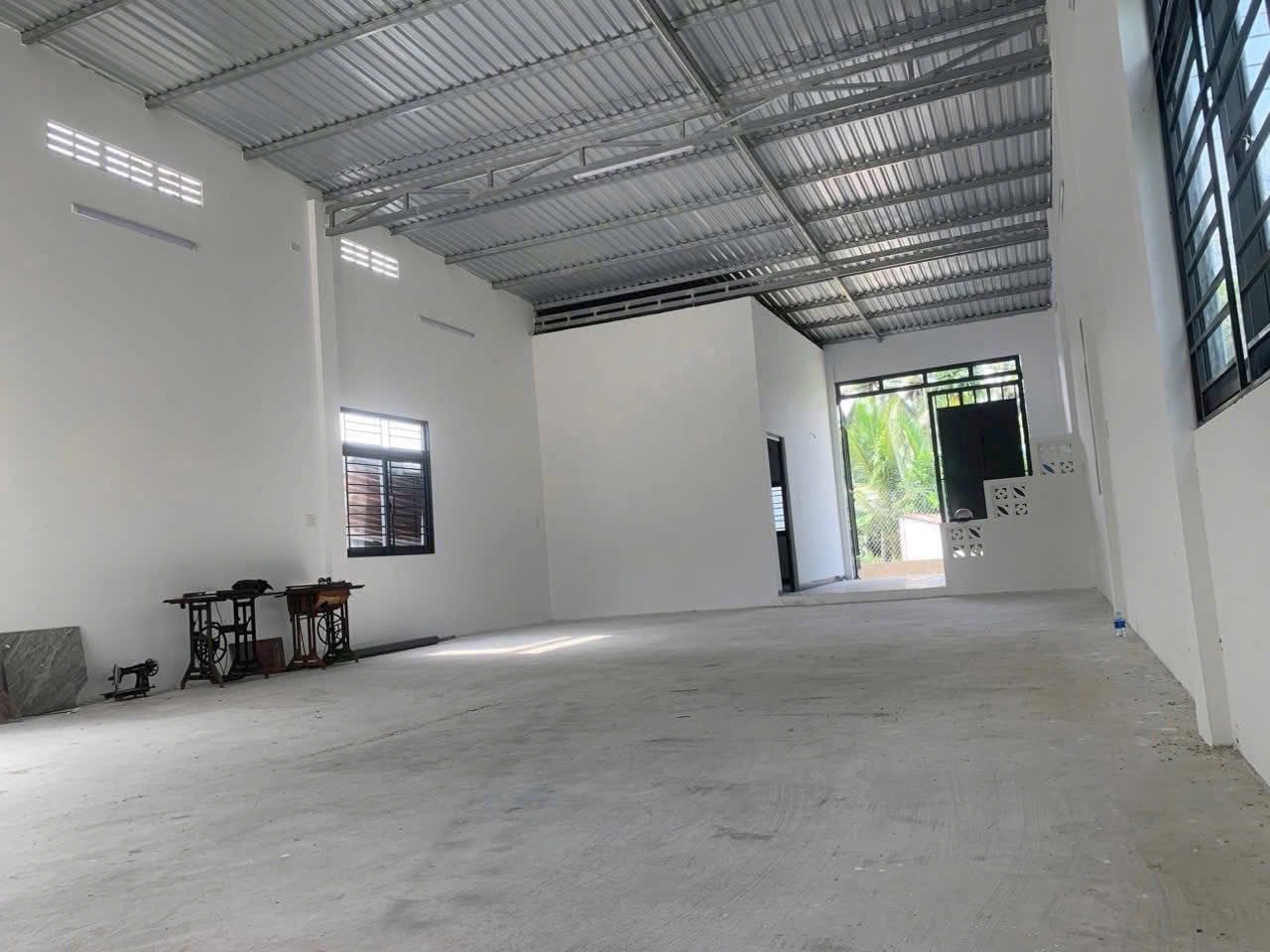 Cho thuê kho xưởng mới xây 200m2 mặt tiền đường xe container tại Bến Tre