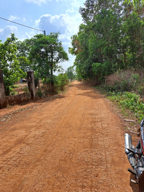 Sang lô đất cạnh bên uỷ ban Ia Kênh