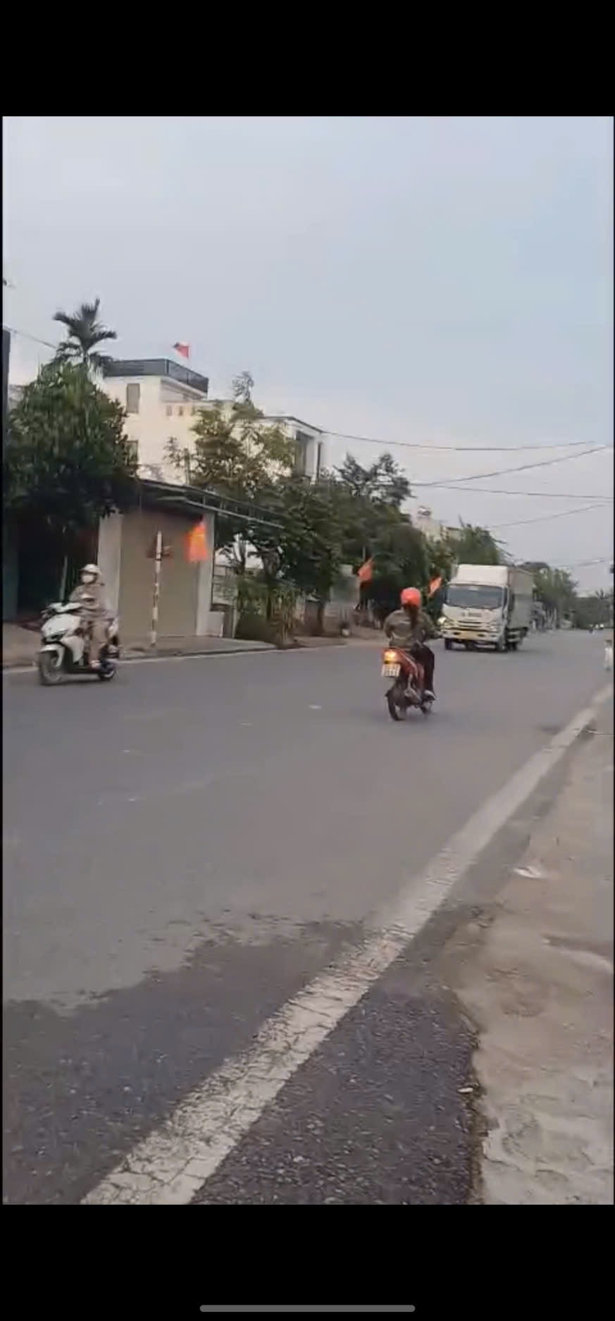 Chủ thực sự gộp rồi khách ơi😭. L/h;076.231.9990 e Thúy 
Tiếp tục giảm giá chỉ còn 970tr bán trong vòng nửa tháng. 
💢Đã được sở hữu ngay căn nhà cấp 4 chủ mới xây và ở đc 3 tháng vẫn còn mới tinh xây chắc chắn. Tại Mỹ Giang Kênh Giang cũ nay thuộc phường