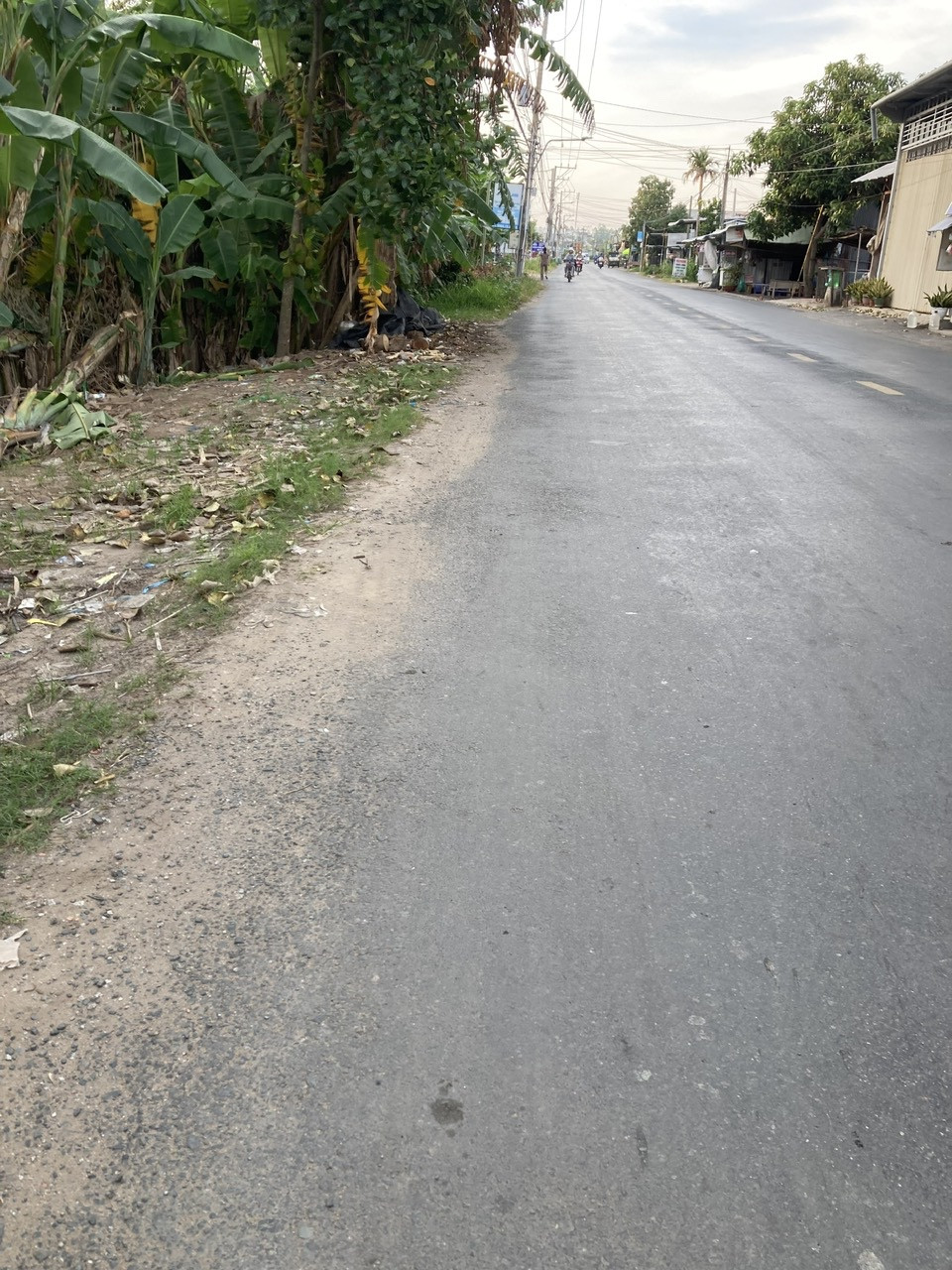 Bán đất diện tích 250m; full thổ cư; ngang 5m, dài 50m
- Giáp tỉnh lộ 942 (Quốc lộ 80B), cách cầu ông Chưởng 1,8km, Kiến An cũ, thấp hơn mặt đường 0,5m
- Giá 10 triệu/m- Tổng: 2tỷ500 triệu