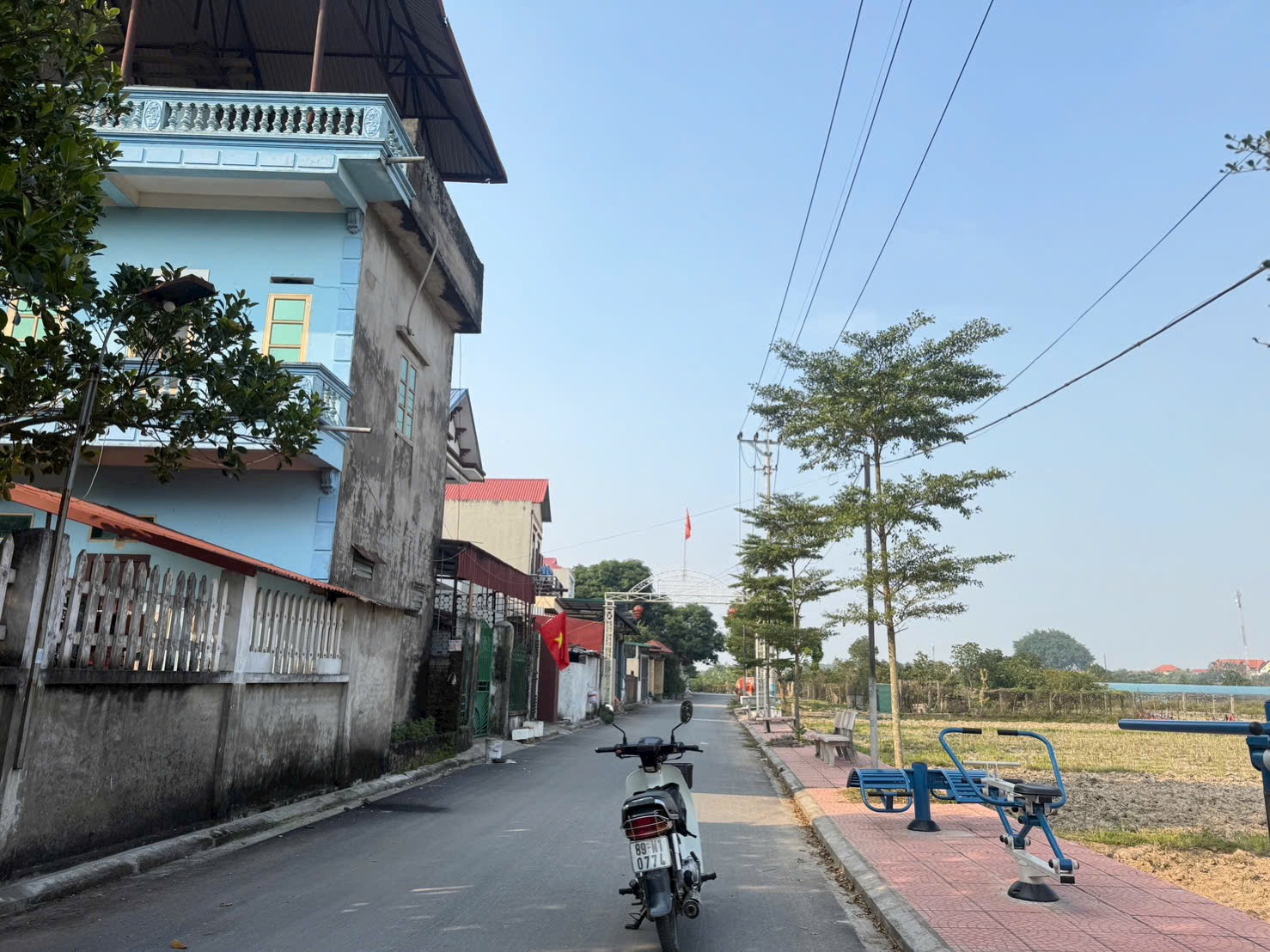 KIM HOA – MÊ LINH – HÀ NỘI 
🔹 Diện tích: 73,1m
🔹 Mặt tiền rộng thênh thang 
🔹 Đường trước đất ô tô 

🚗 Vị trí đắc địa
	•	Cách Vành đai 4 ~200m
	•	Gần Trường Tiểu học & THCS Kim Hoa

💰 Nhỉnh 2 tỷ