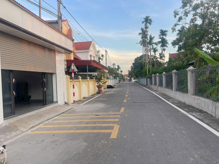 Bán 62 m mặt đường thôn trải nhựa có sẵn nhà cấp 4. Bán gấp . L/ h:076.231.9990 e Thuý