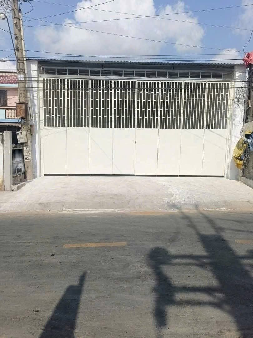 Kho mới xây 392m2 (9x43) MT nhựa Phước Toàn, Bến Lức, Long An, sẵn HĐT 30tr/ tháng