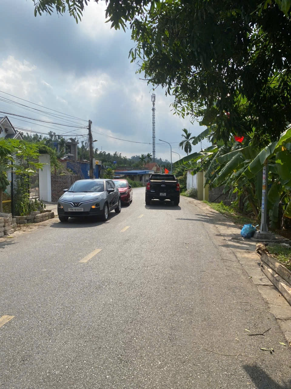 Bán 130 m Lưu kiếm cách QL 10 :200 m. Đường nhựa 2 ô tô tránh nhau. L/h:076.231.9990 em Thúy