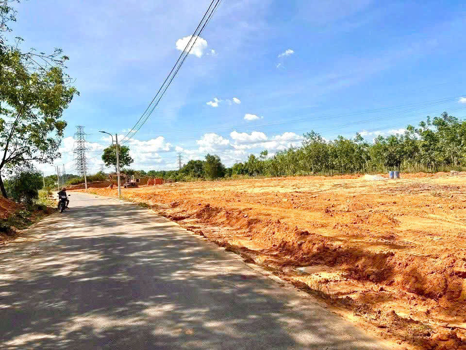 KẸT TIỀN DUY TRÌ KD BÁN 1010M2 ĐẤT SHR ĐƯỜNG RỘNG NGAY KCN GẦN CHỢ DÂN ĐÔNG. GIÁ 190TR