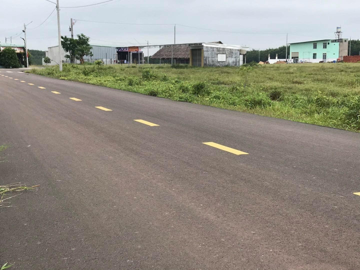 lh 0909 044 186. Sang gấp 200m2 đất ngay chợ, sát kcn tiện xây trọ giá 290tr
Đất sổ hồng riêng, thổ cư, bao sang tên công chứng