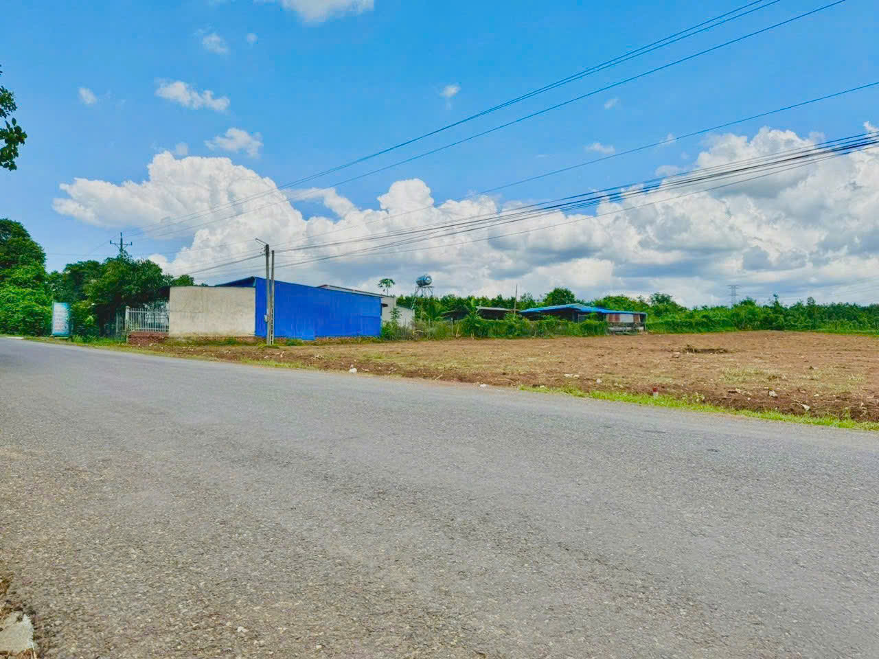 CẦN TIỀN BÁN GẤP 25X40=1000M2 ĐẤT M.TIỀN ĐƯỜNG NHỰA GẦN NGAY KCN ĐANG HĐ. GIÁ 190TR