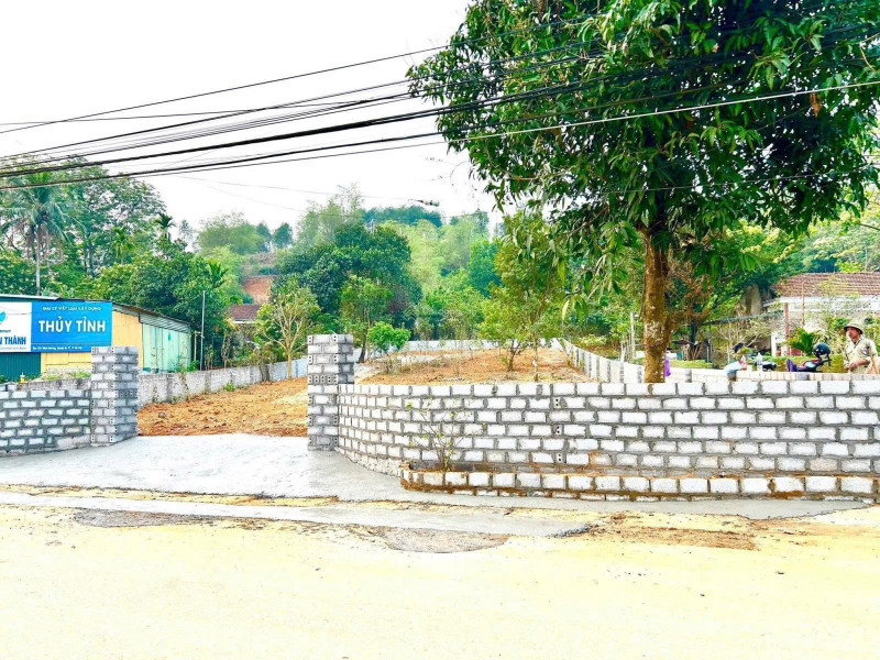 Đất mặt đường apphan thông thoáng rộng rãi .