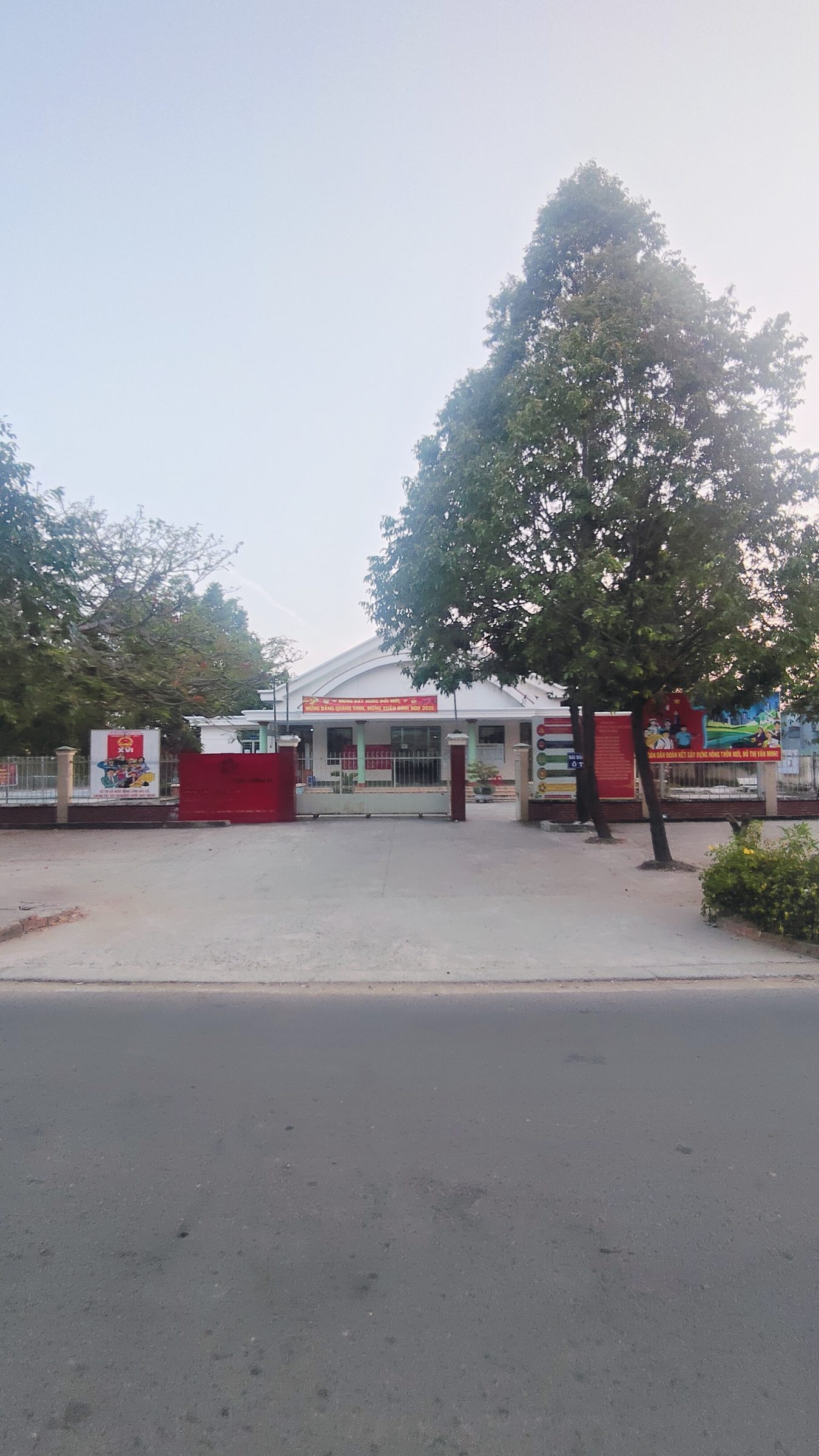 Bán nhà mặt tiền đường nhựa 1600m² đất vườn cần bán 1000m² thổ cư ngang 16m giá 20 tỷ tại Xã Mỹ Hạnh hiện đang cho thuê hai ki-ốt và mặt bằng đang hoạt động có thu nhập 20tr/tháng